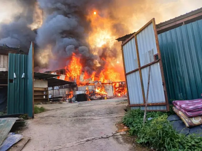 建筑工地大火传爆炸声 60货柜烧毁